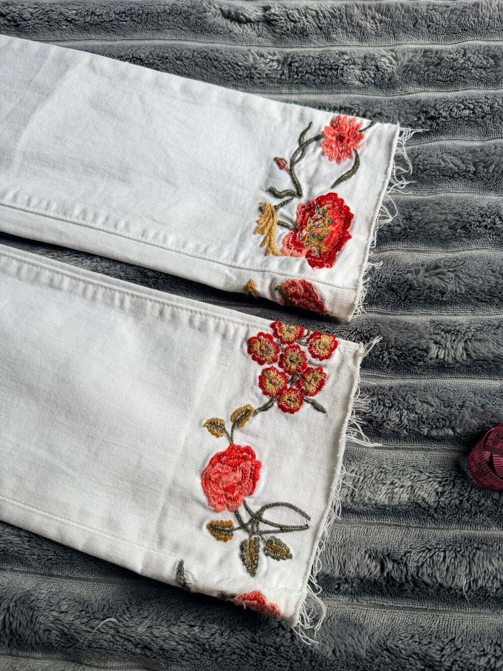 Driftwood Colette White Floral Embroidered Cuff Raw Hem Jeans Size 26 Western - Picture 8 of 9
